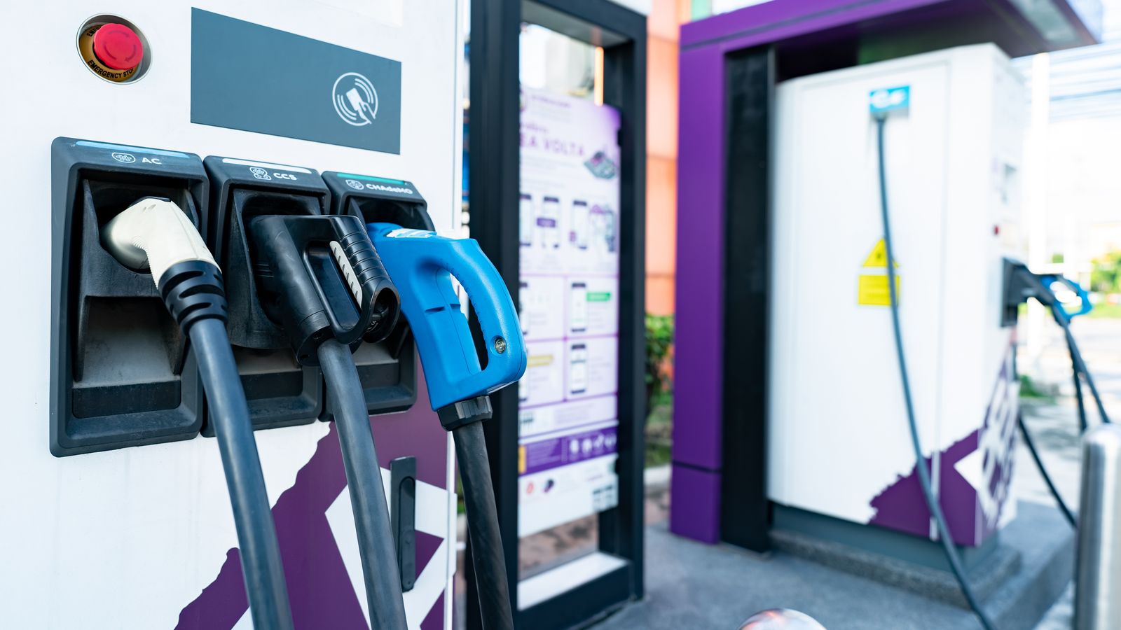 Conectores de carga rápida en un dispensador de corriente directa.