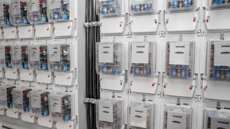 Medidores de energía en un cuarto de medición.