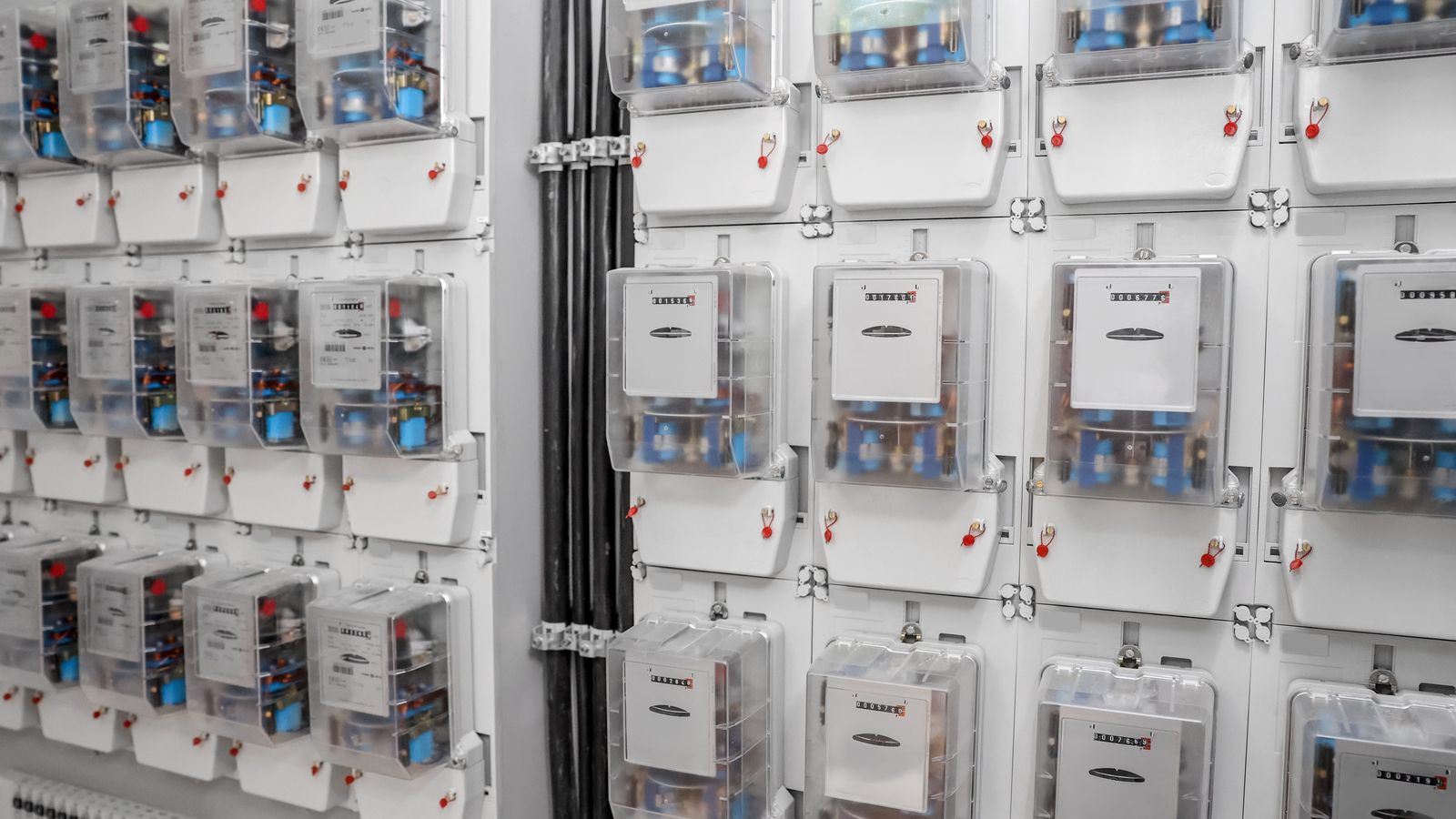 Cuarto de medicion con varios medidores de energia electrica montados en muro.